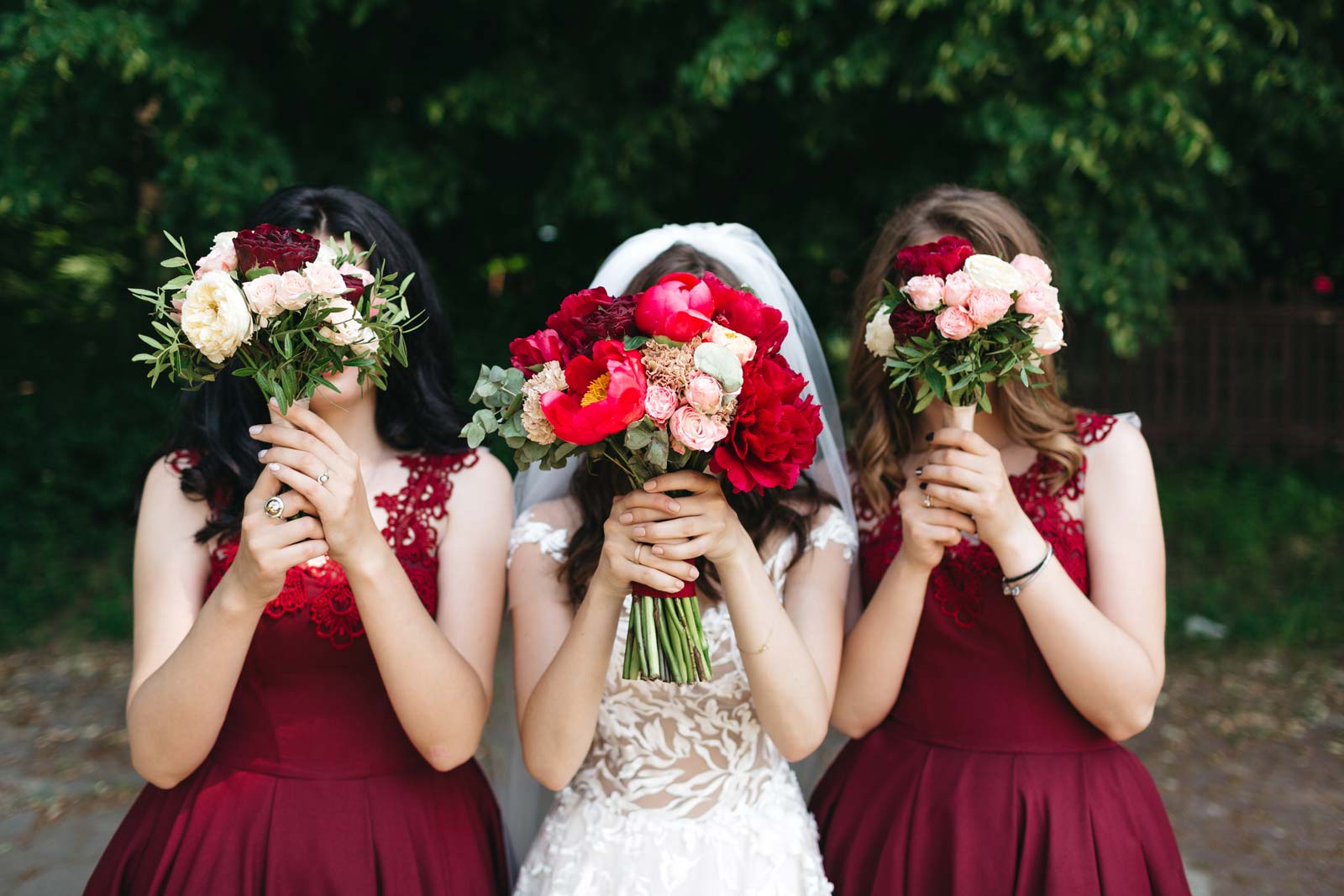 bordeaux rot wird auf Hochzeit getragen als Kleid