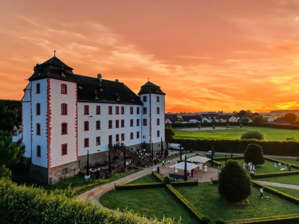 Hochzeitslocation in Simmershofen Schloss Walkershofen – Heiraten wie im Märchen!