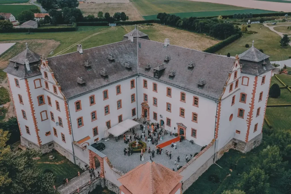 Hochzeitslocation in Simmershofen Schloss Walkershofen – Heiraten wie im Märchen!